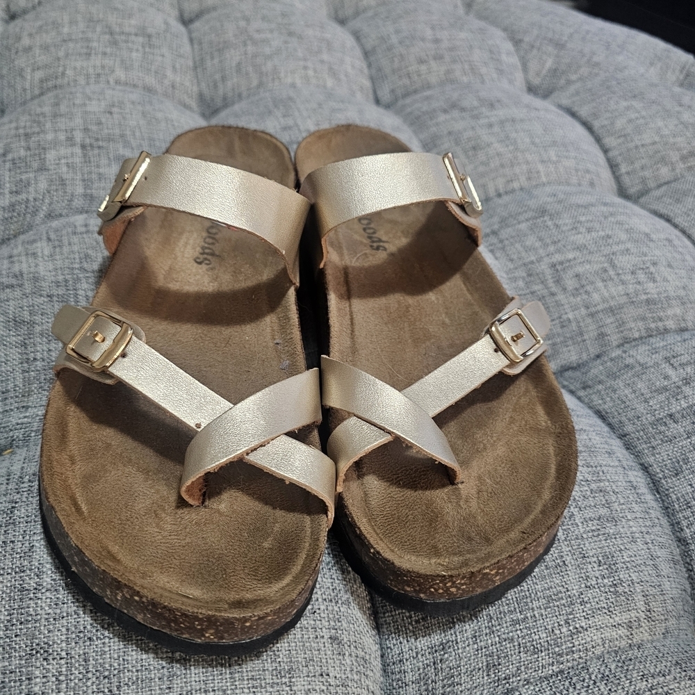 Outwoods Women's Sandals Gold Tone Boho Size 7 Toe Loop Erogonomic Footbed